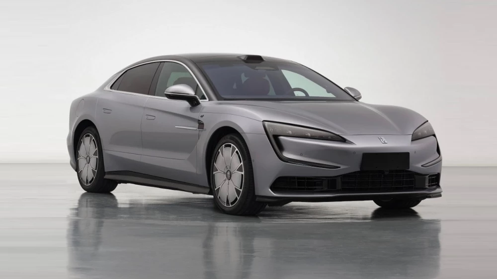 YangWang готовит «ленивое» обновление люксового седана U7. Первые фото и подробности Обновленный седан YangWang U7 сбоку спереди