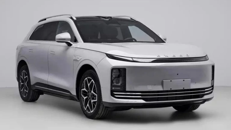 Обновленный exeed exlantix et7 сбоку спереди