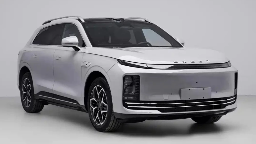 Обновленный exeed exlantix et7 сбоку спереди