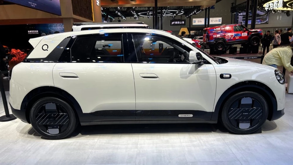 chery qq3 автосалон в Гуанчжоу 2025 сбоку