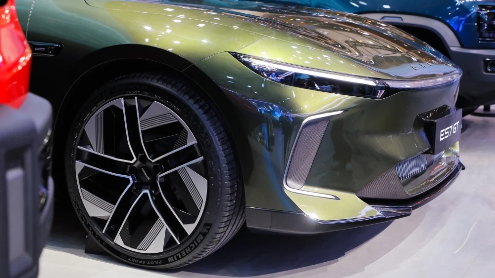 exlantix es7 gt сбоку спереди автосалон гуанчжоу 2025