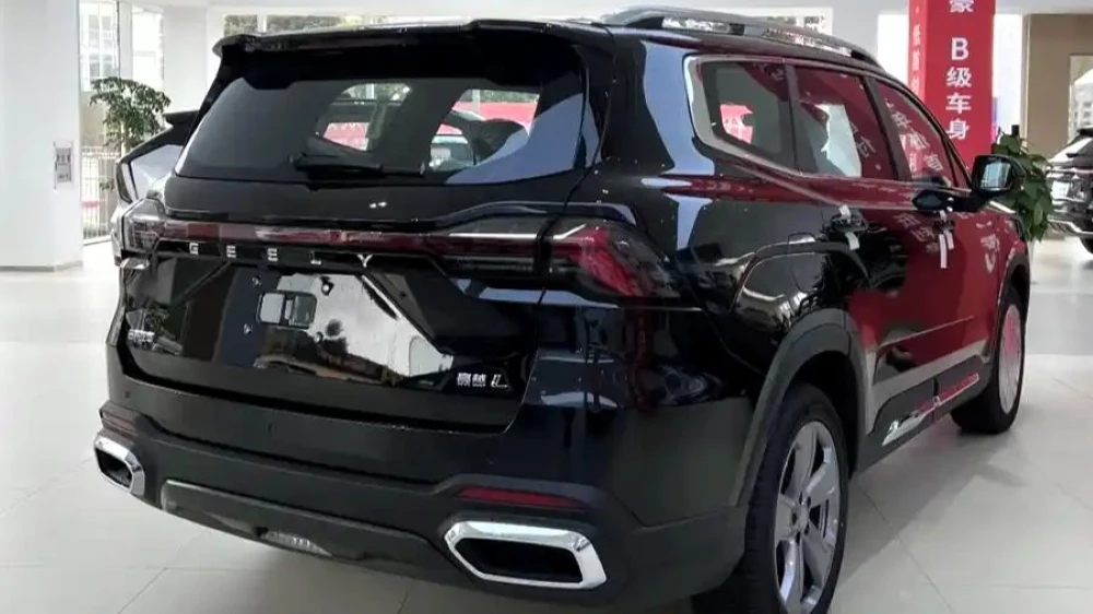 новое поколение geely okavango кроссовер сзади сбоку в китае