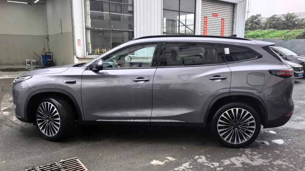 exeed exlantix et5 кроссовер гибридный сбоку