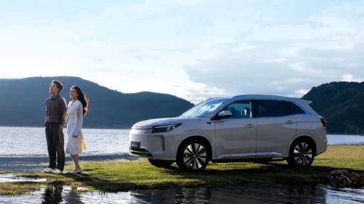 обновленный dongfeng landian e5 plus рестайлинг 2025 сбоку спереди