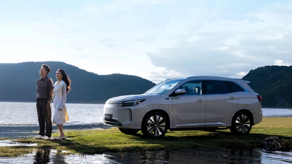 Evolute i-Space с полным приводом. В Китае начались продажи обновленного Landian E5 Plus обновленный dongfeng landian e5 plus рестайлинг 2025 сбоку спереди