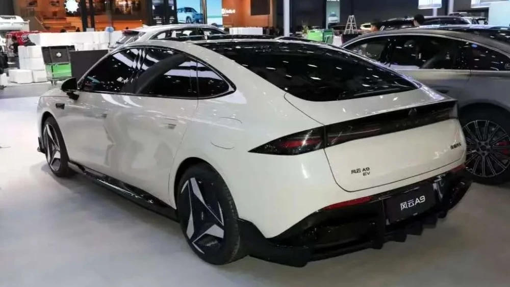 седан chery fulwin a9 автосалон в Гуанчжоу 2025 сзади сбоку