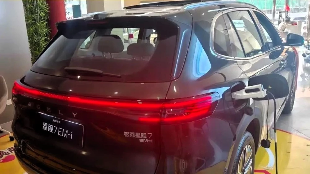 geely galaxy starship 7 ex5 em-i обновленный кроссовер сзади сбоку в Китае