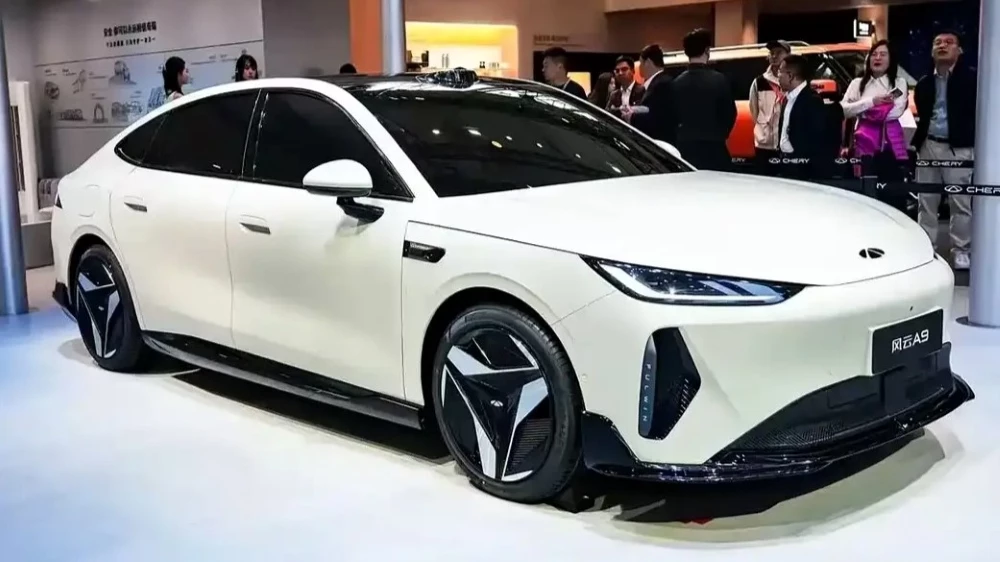 седан chery fulwin a9 автосалон в Гуанчжоу 2025 спереди сбоку