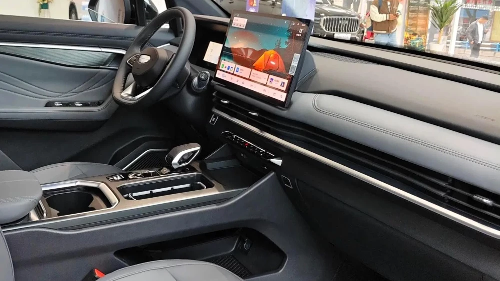 новое поколение geely okavango кроссовер интерьер в китае