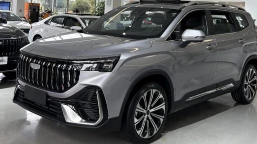 новое поколение geely okavango кроссовер спереди сбоку в китае