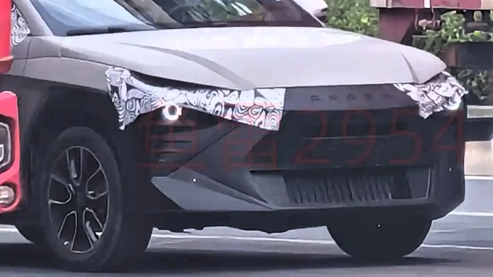 кроссовер omoda c4 сбоку спереди в Китае