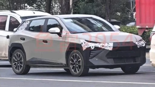 кроссовер omoda c4 сбоку спереди в Китае