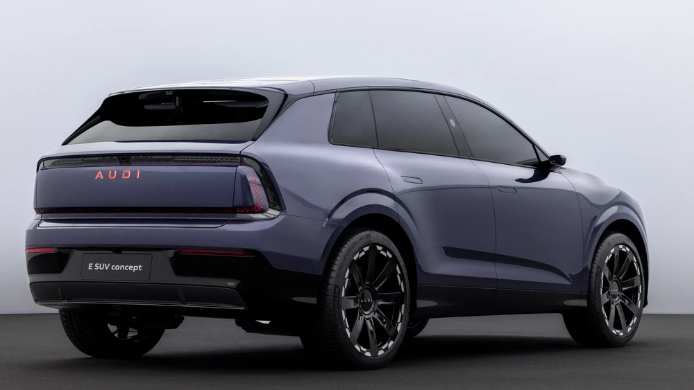 AUDI E SUV сбоку сзади концепт