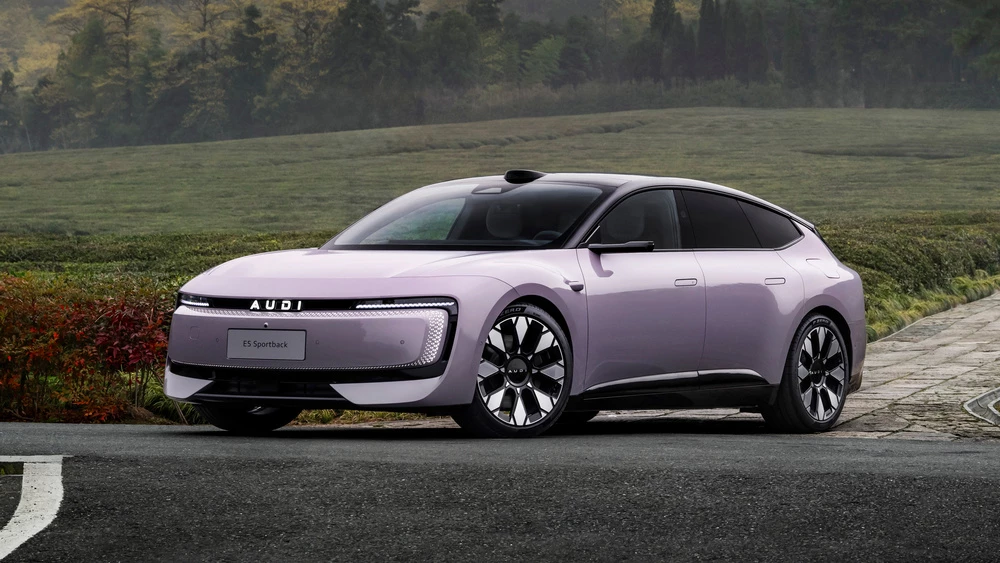 AUDI E5 Sportback сбоку спереди в динамике