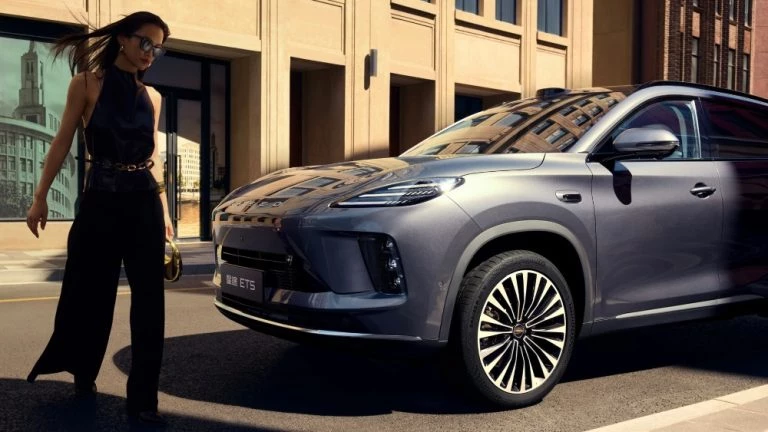 exeed exlantix et5 кроссовер гибридный сбоку спереди