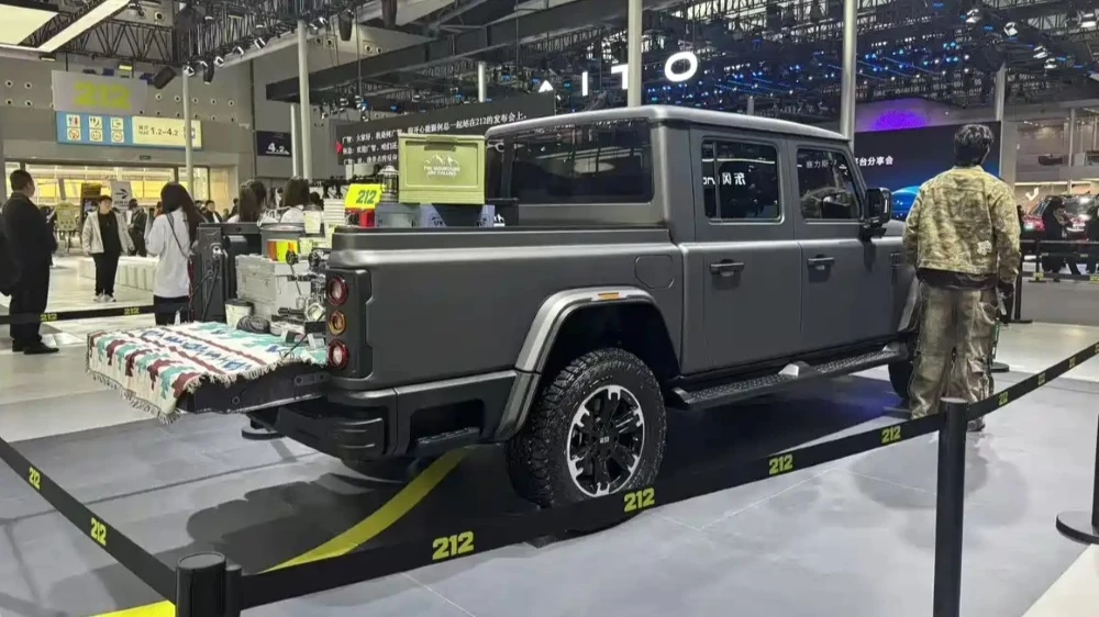Пикап BAW 212 Explorer 01 автосалон в Гуанчжоу 2025 сзади сбоку