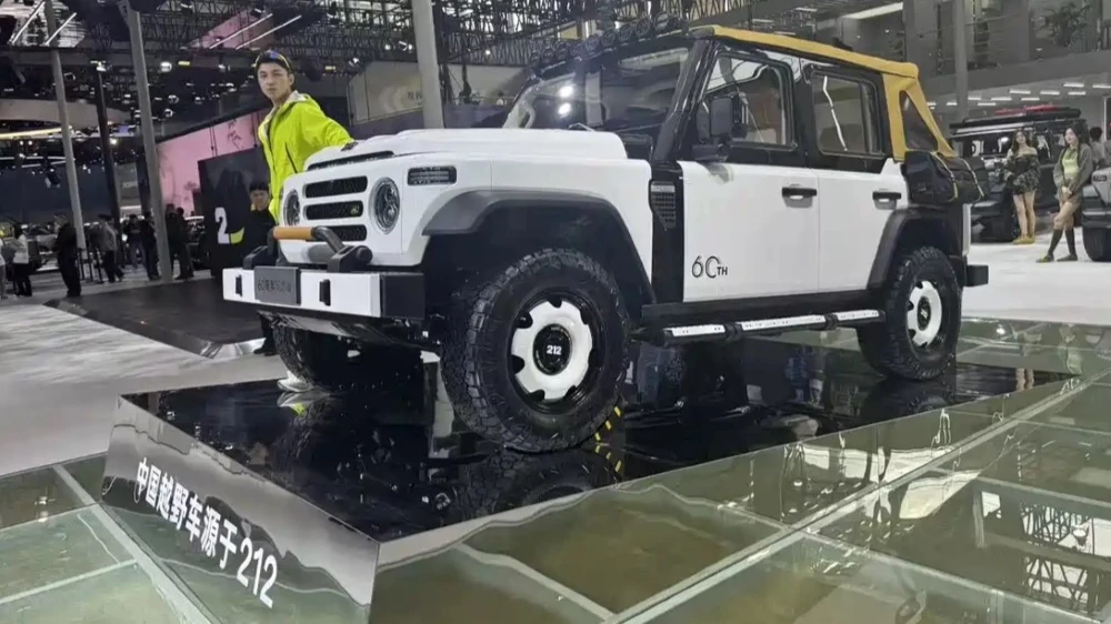 Внедорожник BAW 212 T01 60th Anniversary Edition на автосалон Гуанчжоу 2025 сбоку спереди