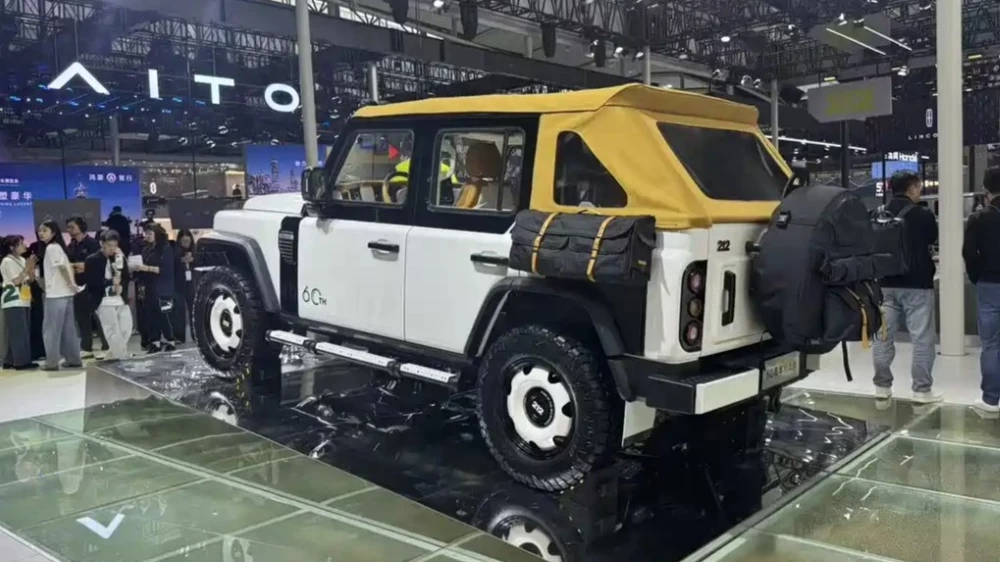 Внедорожник BAW 212 T01 60th Anniversary Edition на автосалон Гуанчжоу 2025 сбоку сзади