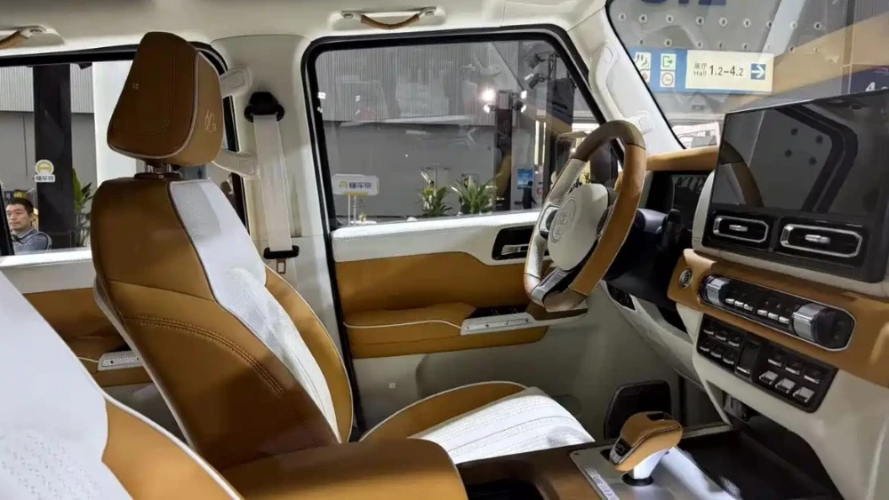 Внедорожник BAW 212 T01 60th Anniversary Edition на автосалон Гуанчжоу 2025 салон интерьер