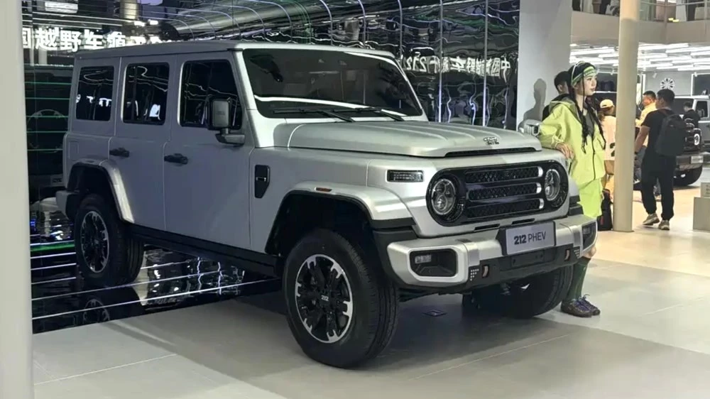 Гибридный внедорожник BAW 212 T01 PHEV сбоку спереди автосалон Гуанчжоу 2025