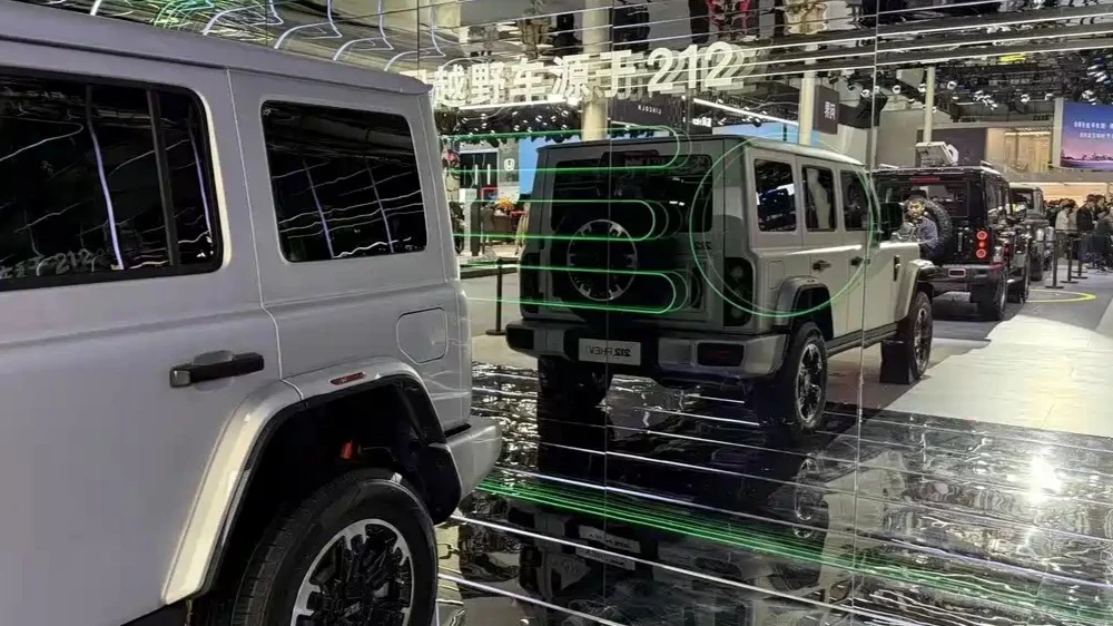 Гибридный внедорожник BAW 212 T01 PHEV сбоку сзади автосалон Гуанчжоу 2025