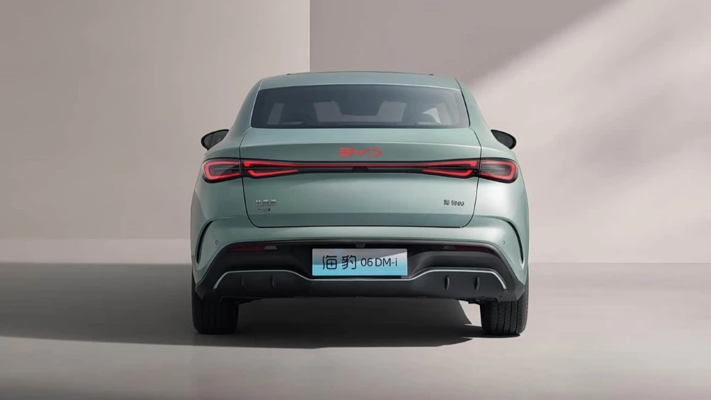 Седан BYD Seal 06 DM-i сзади