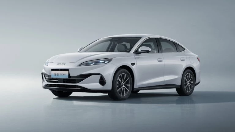 BYD Seal 06 DM-i 2026 модельного года сбоку спереди