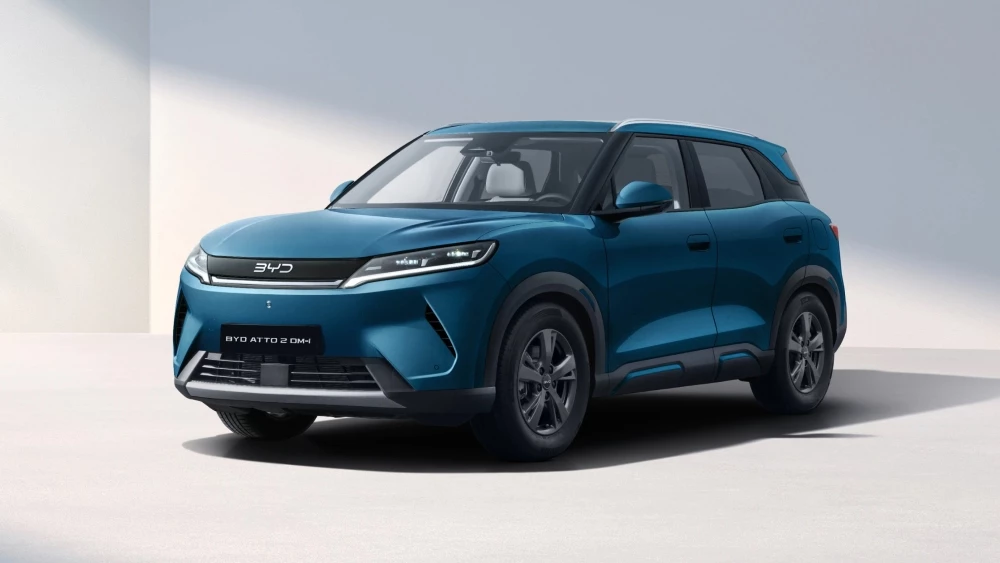 Гибридный кроссовер BYD Atto 2 DM-i в Европе сбоку спереди