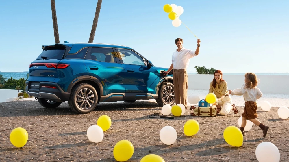 Гибридный кроссовер BYD Atto 2 DM-i в Европе сбоку сзади семья