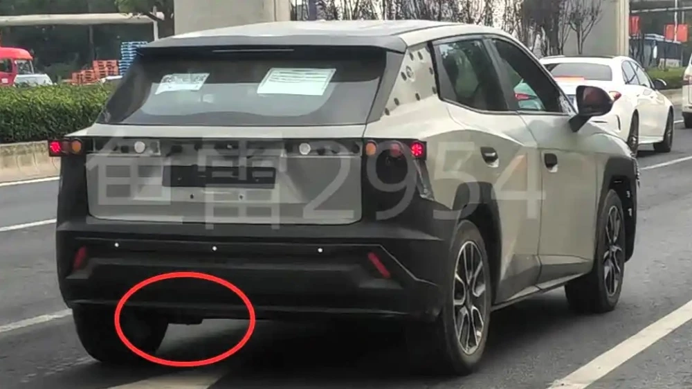 кроссовер omoda c4 сбоку сзади в Китае