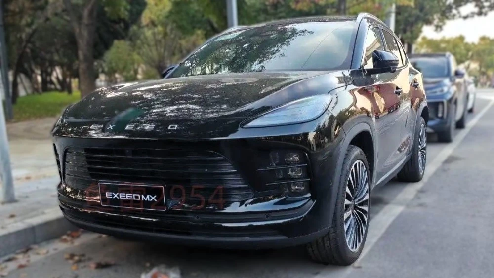 exeed mx кроссовер сбоку спереди черный в Китае