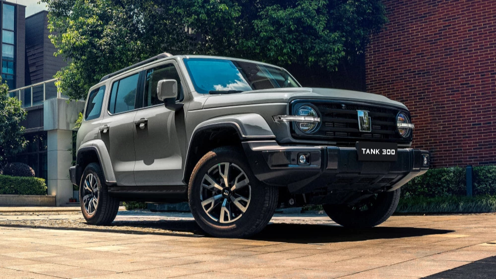 Цены и комплектации обновленного Tank 300 объявили в России. Сколько он стоит Цены и комплектации обновленного рамного внедорожника Tank 300 объявили в России внедорожник сбоку спереди серый