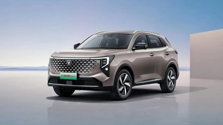 Гибридный кроссовер Changan CS55 Plus PHEV сбоку спереди