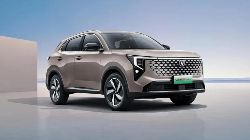 Гибридный кроссовер Changan CS55 Plus PHEV сбоку спереди