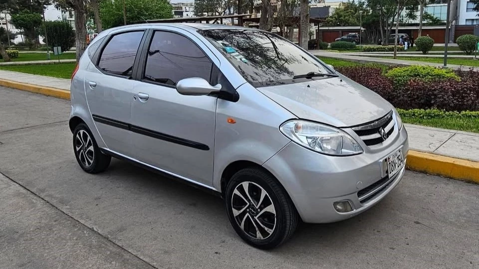 Хэтчбэк Changan cs7133 сбоку спереди