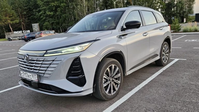 Changan CS75 Plus обновленный третьего поколения сбоку спереди