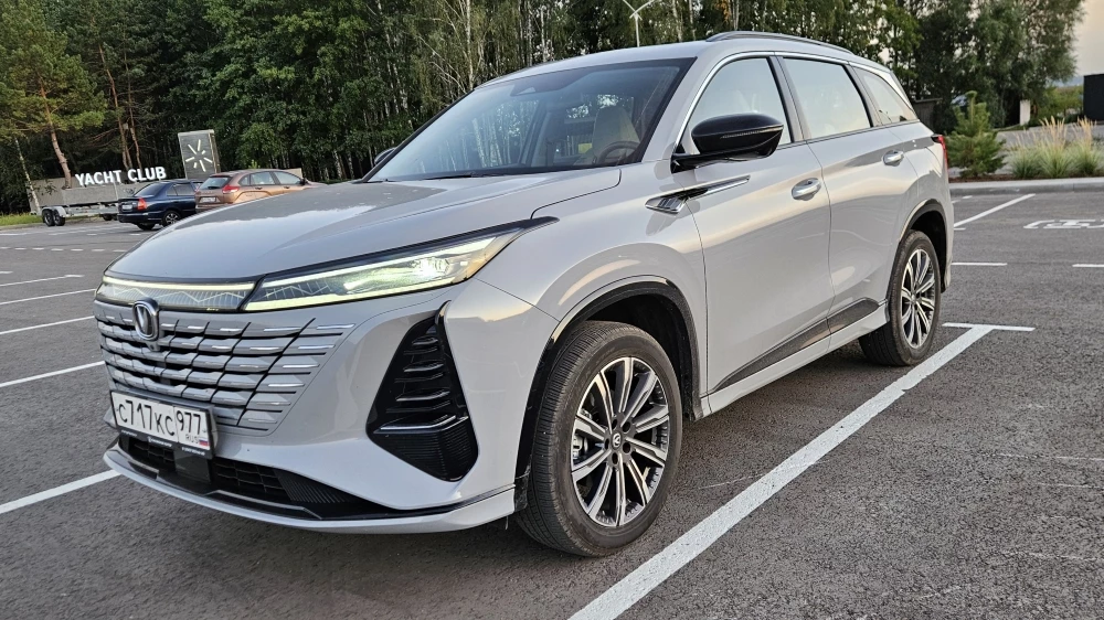 Хватит ли рестайлинга для борьбы с конкурентами? Наш тест-драйв Changan CS75 Plus Changan CS75 Plus обновленный третьего поколения сбоку спереди