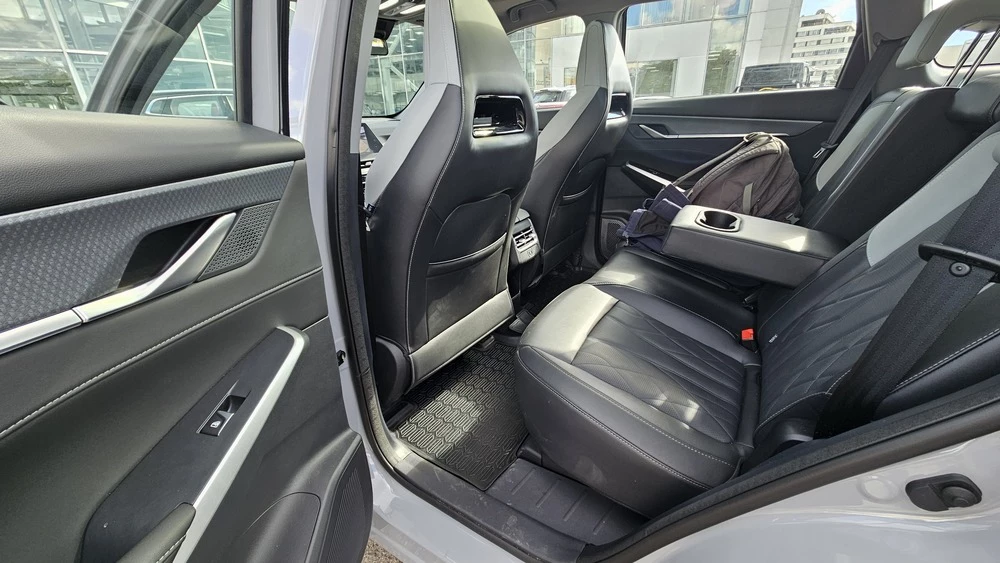 Changan CS75 Plus обновленный третьего поколения салон интерьер второй ряд сиденья дверь