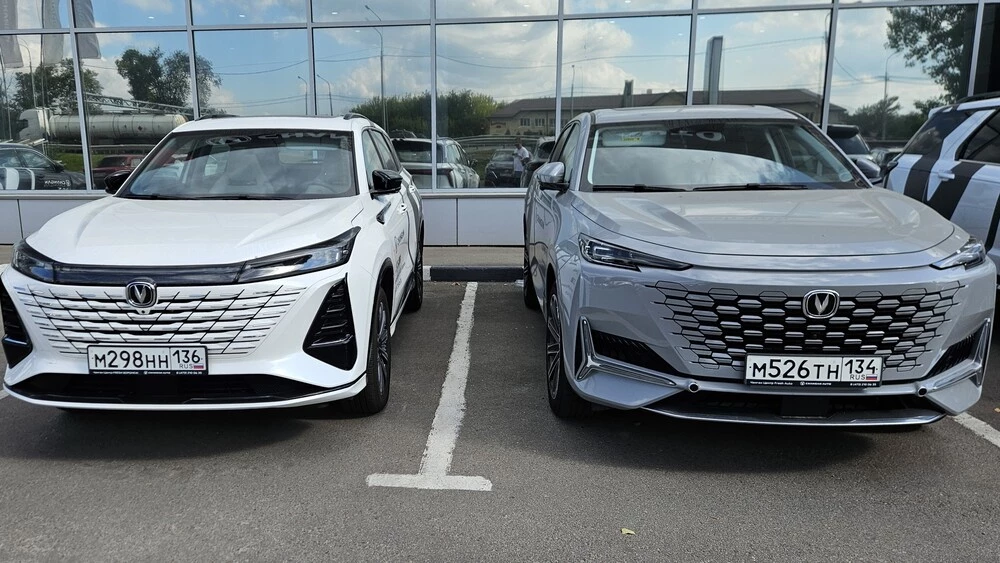 Changan CS75 Plus обновленный третьего поколения спереди Uni-K рядом