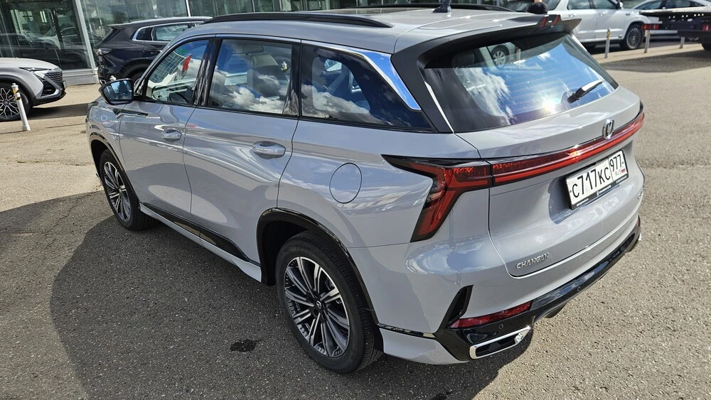 Changan CS75 Plus обновленный третьего поколения сбоку сзади
