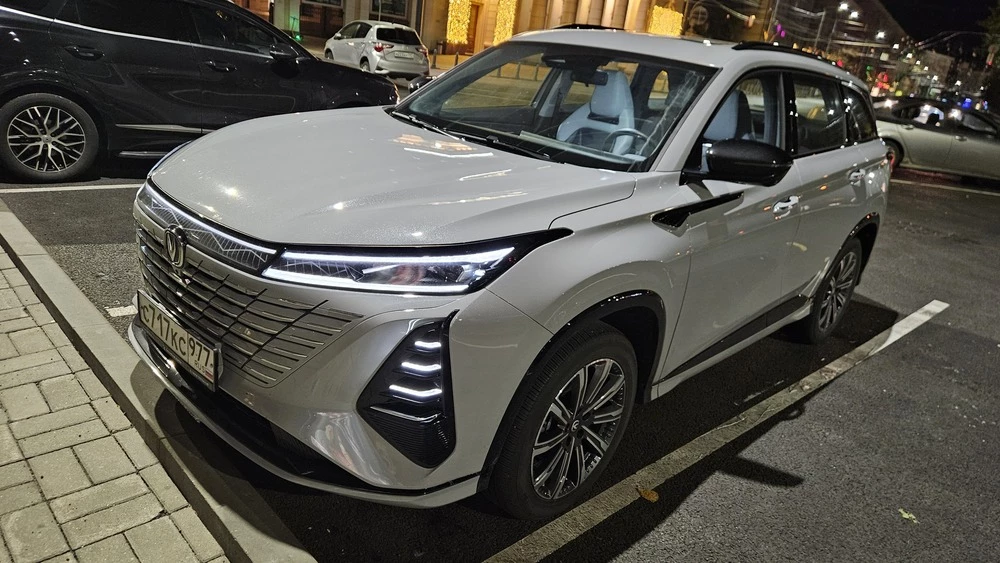 Changan CS75 Plus обновленный третьего поколения сбоку спереди