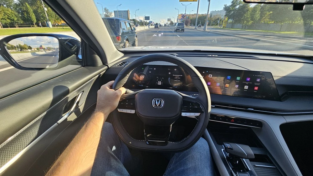 Changan CS75 Plus обновленный третьего поколения салон интерьер водитель за рулем