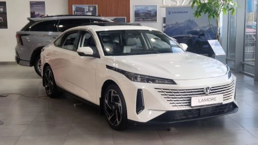 Changan Lamore у дилера в автосалоне