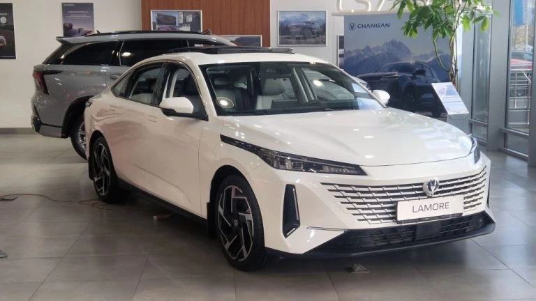 Changan Lamore у дилера в автосалоне