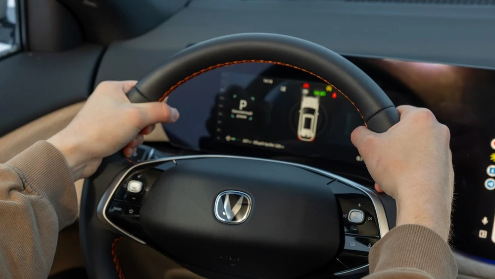 Changan CS75 Plus AWD полноприводный тест салон интерьер водитель за рулем