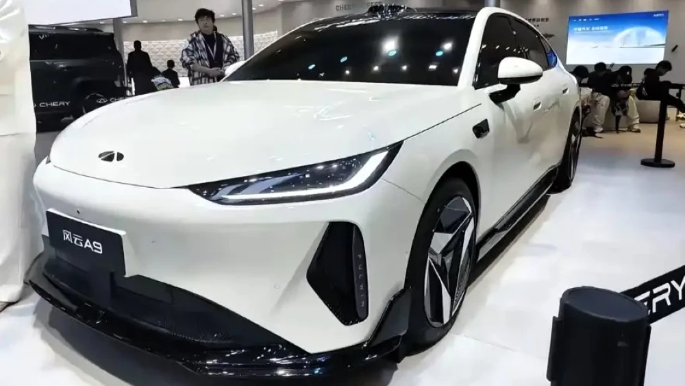 седан chery fulwin a9 автосалон в Гуанчжоу 2025 спереди сбоку