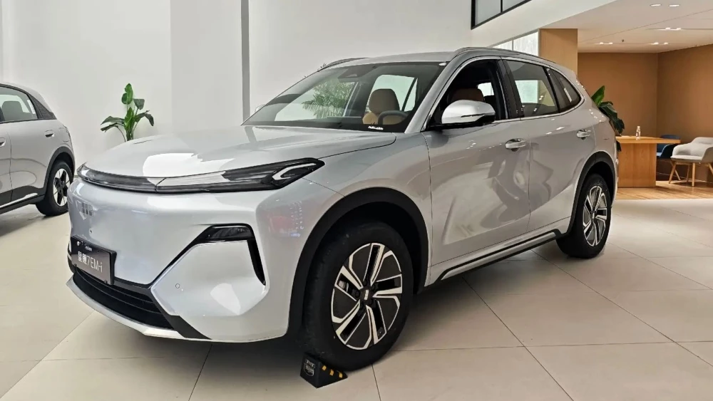 geely galaxy starship 7 ex5 em-i обновленный кроссовер сбоку спереди серебряный