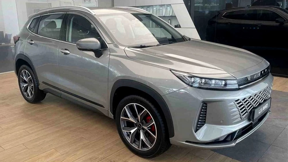 Exeed LX сбоку сзади в автосалоне у дилера купить новый автодом