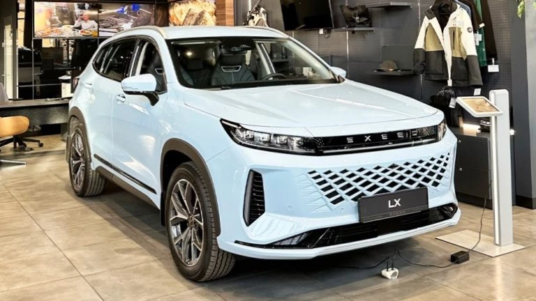 Exeed LX сбоку спереди в автосалоне у дилера купить новый иркут иркутск