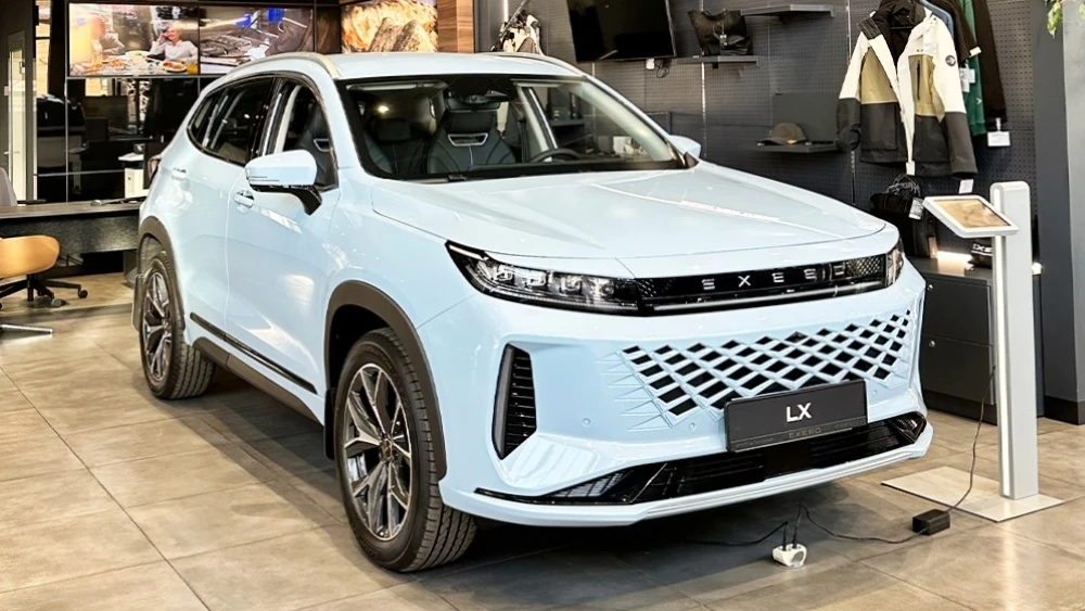 «Желательно успеть до 1 декабря». Проверяем, есть ли на рынке дефицит кроссоверов Exeed LX Exeed LX сбоку спереди в автосалоне у дилера купить новый иркут иркутск